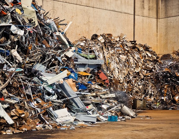 Large scrap junkyard waste recycling old metal 3331384